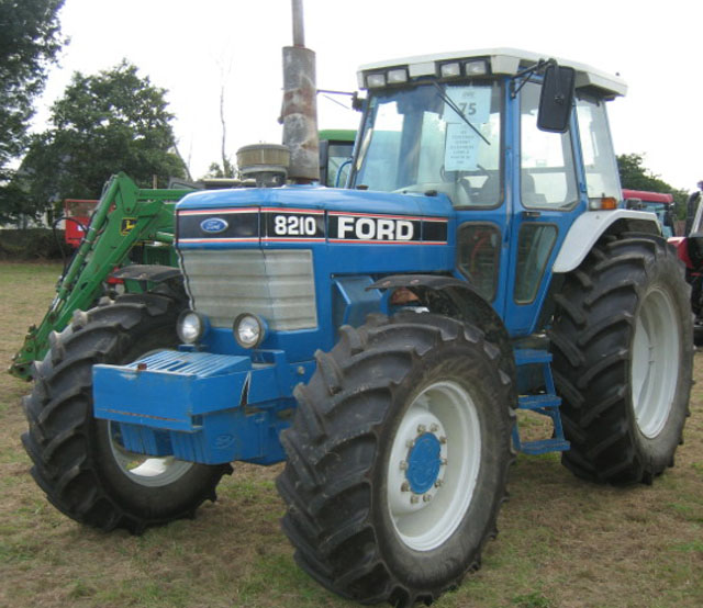 TRACTEUR AGRICOLE FORD 8210 FORCE III 4RM 4RM 1991