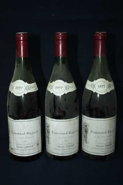 3 BOUTEILLES DE POMMARD-RUGIENS, DOMAINE OLIVIER LEGLISE, 1977. NIVEAU BAS