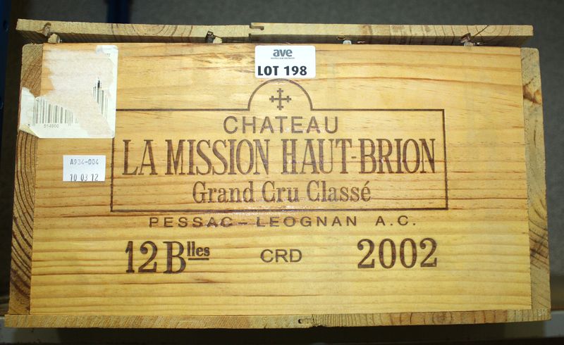 12 BOUTEILLES CHATEAU LA MISSION HAUT BRION 2002 CRU CLASSE. GRAVES. CAISSE BOIS D'ORIGINE.