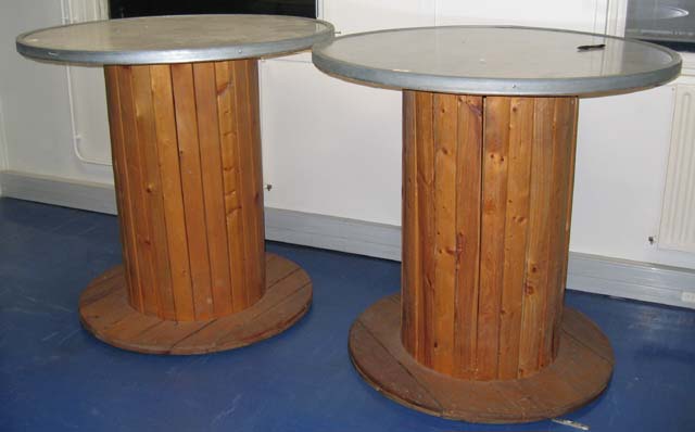 2 TABLES HAUTES TYPE BOBINE A CABLES ELECTRIQUES 121CM DE DIAMETRE ET 115 CM DE HAUT
