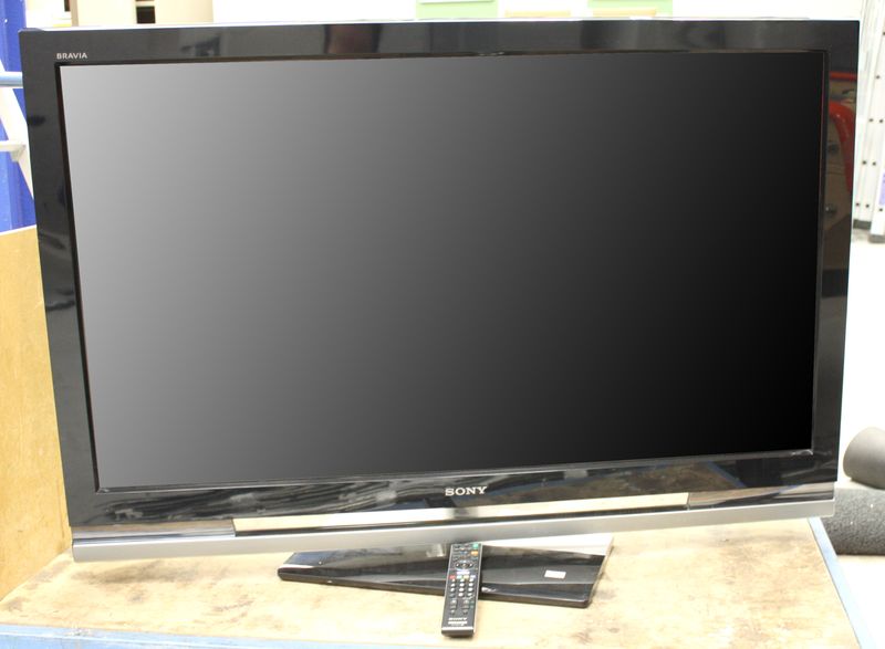 TELEVISION LCD DE MARQUE SONY. 46 POUCES. ON Y JOINT SA TELECOMMANDE ET NOTICE.