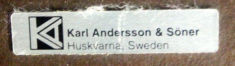ULLA CHRISTIANSSON EDITE PAR KARL ANDERSSON & SONER HUSKVARNA SWEDEN. TABLE BASSE MODELE TRIPPO A PIETEMENT METALLIQUE ET PLATEAU EN BOULEAU ET MELAMINE CREME. HAUTEUR : 54 , PLATEAU  102 X 102 CM.