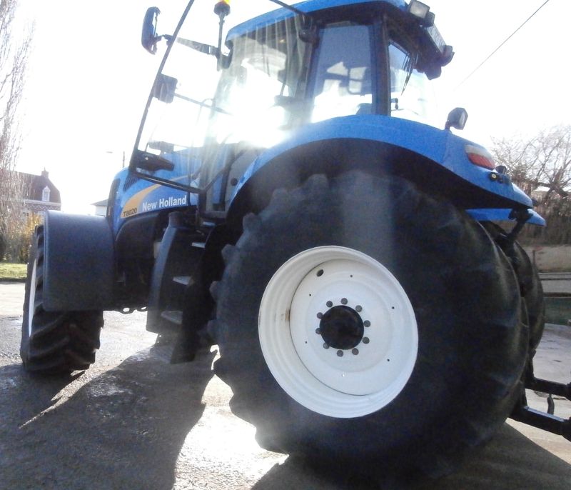 TRACTEUR AGRICOLE NEW HOLLAND T8020 4 RM 2009