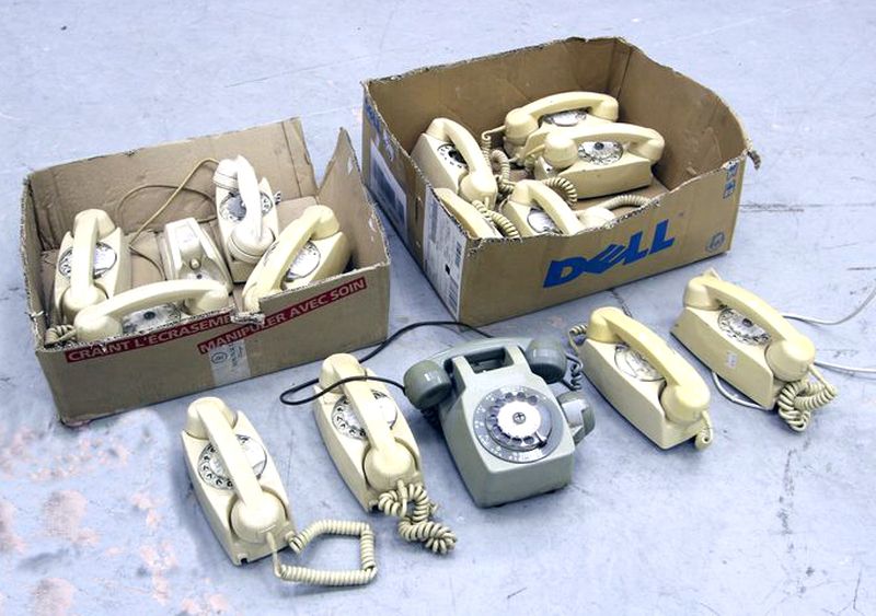 LOT DE TELEPHONES MURAL VINTAGE DES PTT MODELE TEMAT QUIMPER BC D76 DE COULEUR CREME ET 1 GRIS. VENDU A L'UNITE AVEC FACULTE DE REUNION. QUANTITE : 12 TELEPHONES.