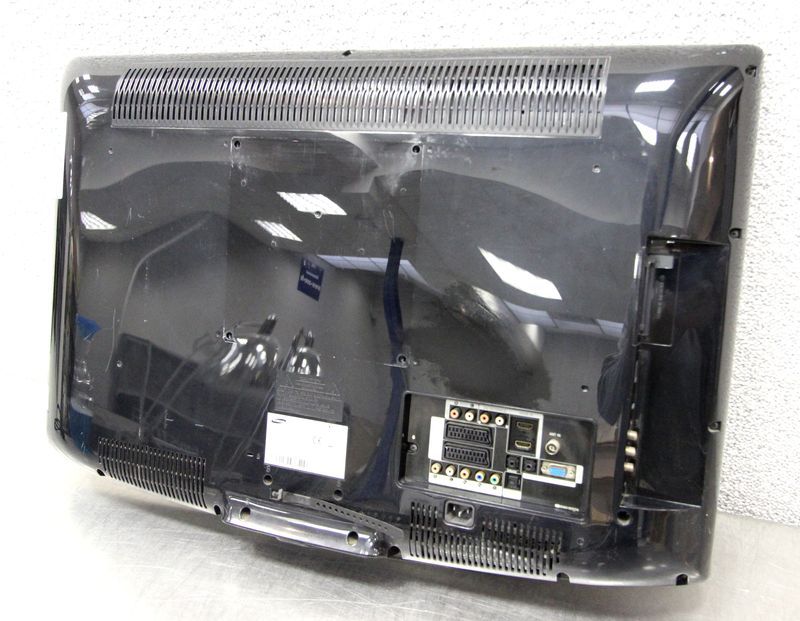 TELEVISION LCD DE MARQUE SAMSUNG MODELE LE 32R 86BD - 32 POUCES / 79 CM. VENDUE AVEC SON PIED.