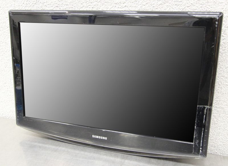 TELEVISION LCD DE MARQUE SAMSUNG MODELE LE 32R 86BD - 32 POUCES / 79 CM.  VENDUE AVEC SON PIED.