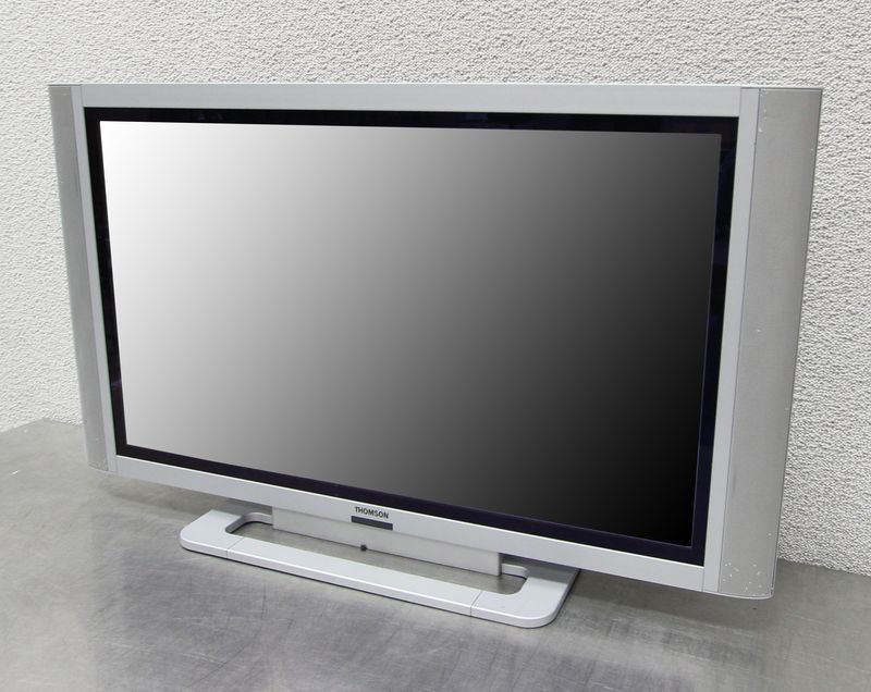TELEVISION LCD DE MARQUE THOMSON  MODELE 42PB120S5   42 POUCES/105 CM. HAUTS -PARLEURS STEREO INTEGRES. VENDUE AVEC SON PIED. VENDUE AVEC SON ATTACHE MURALE.