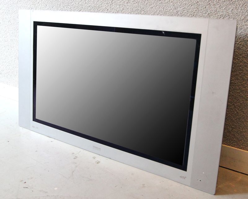 TELEVISION LCD HD DE MARQUE THOMSON SENIUM MODELE 42PB220S4. HAUTS PARLEURS INTEGRES. SON DIGITAL. VENDUE AVEC SON ACCROCHE MURALE.