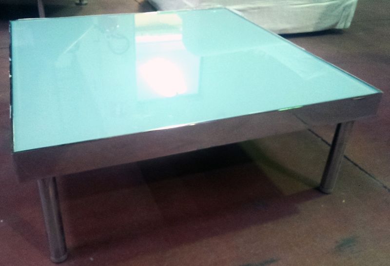TABLE BASSE CARREE A PLATEAU EN VERRE POLI ET METAL CHROME. DIM: 65 x 65 x 26 CM.
