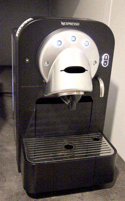 MACHINE A CAFE EXPRESSO DE MARQUE NESPRESSO MODELE GEMINI CS100 PRO. 2E ETAGE EN FACE BUREAU 201 B.