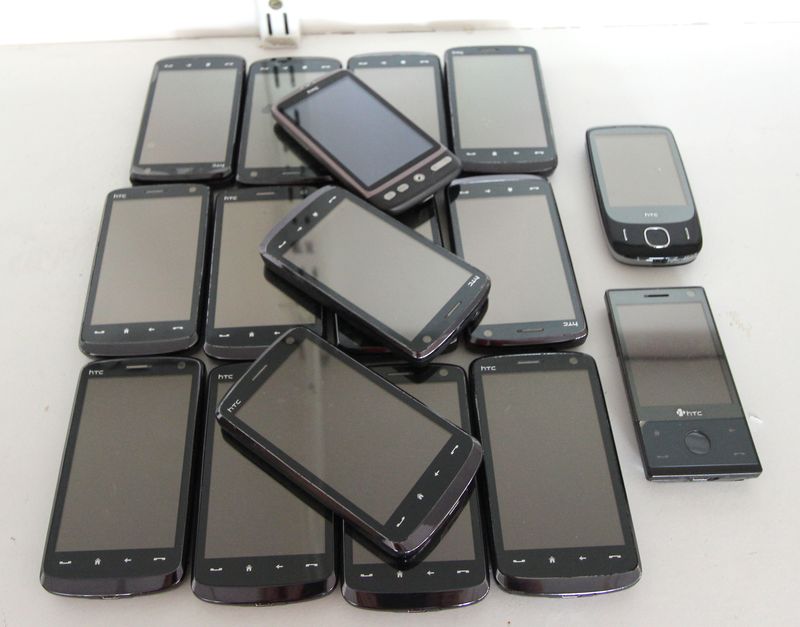 14 TELEPHONES PORTABLES DE MARQUE HTC. VENDU EN L'ETAT.