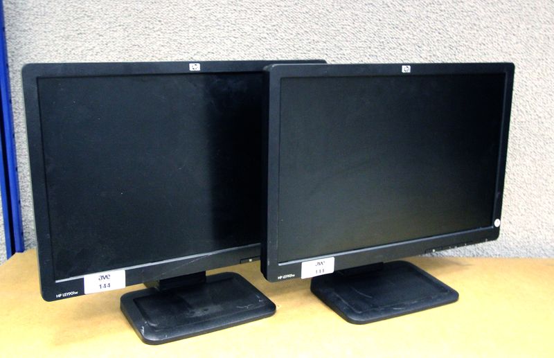 2 ECRANS LCD DE 19 POUCES DE MARQUE HP MODELE HP LE1901W.