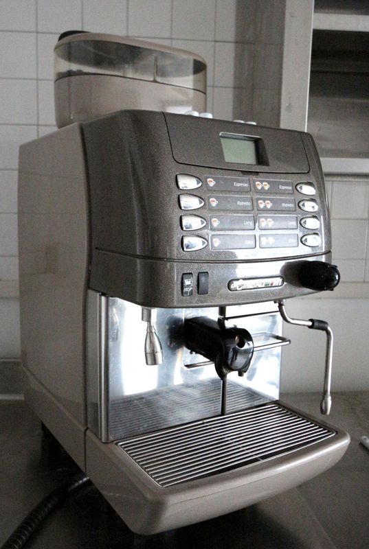 MACHINE A CAFE DE MARQUE LA CIMBALI MODELE M1. VENDU AVEC FILTRE POUR EAU DE MARQUE BRITA. 7EME.