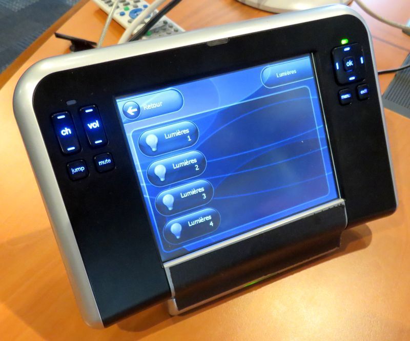TELECOMMANDE TACTILE T4 UNIVERSAL SYSTEM CONTROLLER DOCKING STATION. 
TA 220.