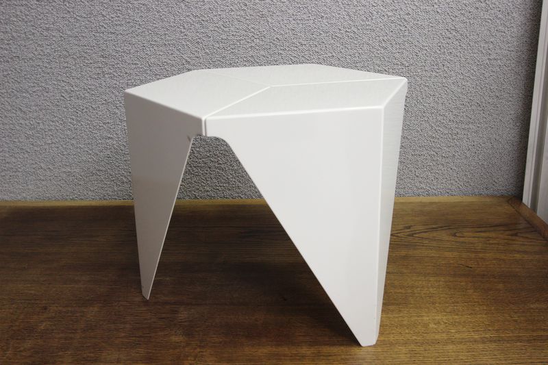 "PRISMATIC TABLE". DESIGN ISAMU NOGUCHI (1957). EDITION VITRA. METAL LAQUE BLANC. 38 X 47 CM.