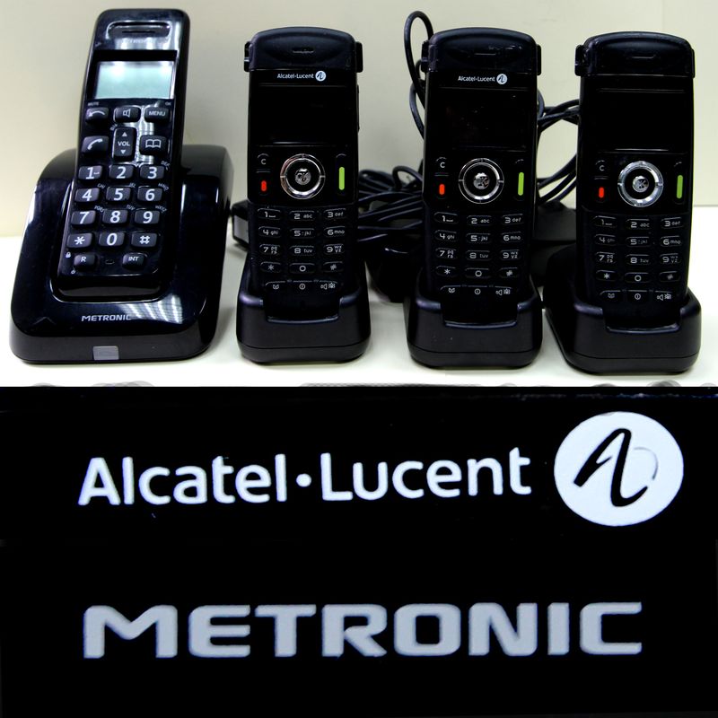 4 TELEPHONES DECT   DONT 3 DE MARQUE ALCATEL LUCENT MODELE 300-400 DECT HANDSET ET 1 DE MARQUE METRONIC MODELE B14 P11C. AVEC BASES ET CORDONS D'ALIMENTATION.