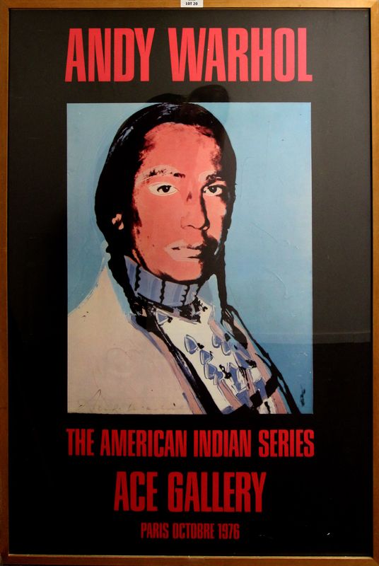 ANDY WARHOL (1928-1987/ D'APRES). AFFICHE DE L'EXPOSITION  "THE AMERICAN INDIAN SERIES" A LA ACE GALLERY A PARIS OCT 76. FOND NOIR AVEC TYPOGRAPHIE EN ROUDE. ALTERATIONS  DIMENSIONS: 129X92 CM. SOUS SOL