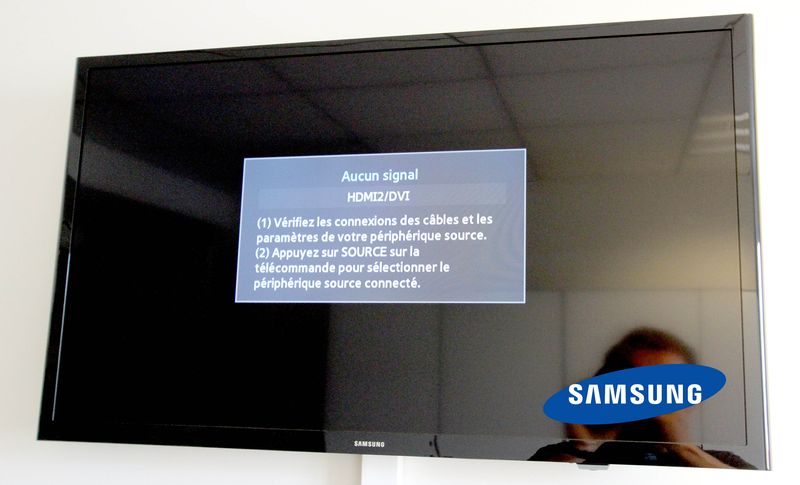 TELEVISION LCD 30 POUCES DE MARQUE SAMSUNG  AVEC SON ATTACHE MURALE.128 BD HAUSSMANN 75008 PARIS.  5.08.
