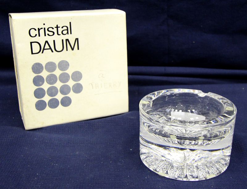 Daum, France, cendrier en cristal, dans sa boite accidentée.