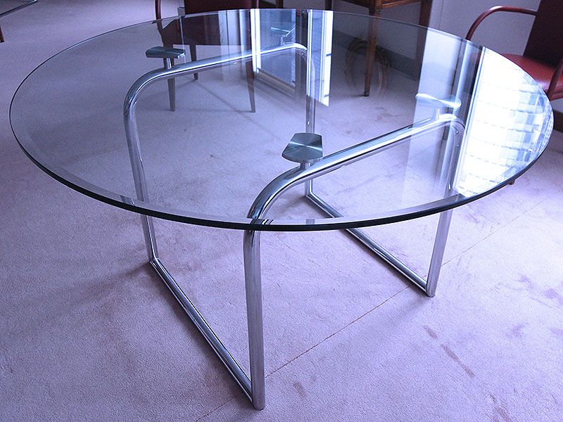 TABLE RONDE A PLATEAU EN VERRE, PIETEMENT EN METAL CHROME TUBULAIRE. MARQUE INCONNUE. 74 X 130 CM. LES MIROIRS B13 13