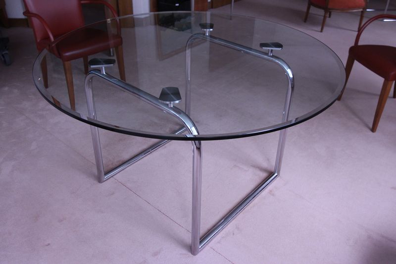 TABLE RONDE A PLATEAU EN VERRE, PIETEMENT EN METAL CHROME TUBULAIRE. MARQUE INCONNUE. 74 X 130 CM. LES MIROIRS B13 13