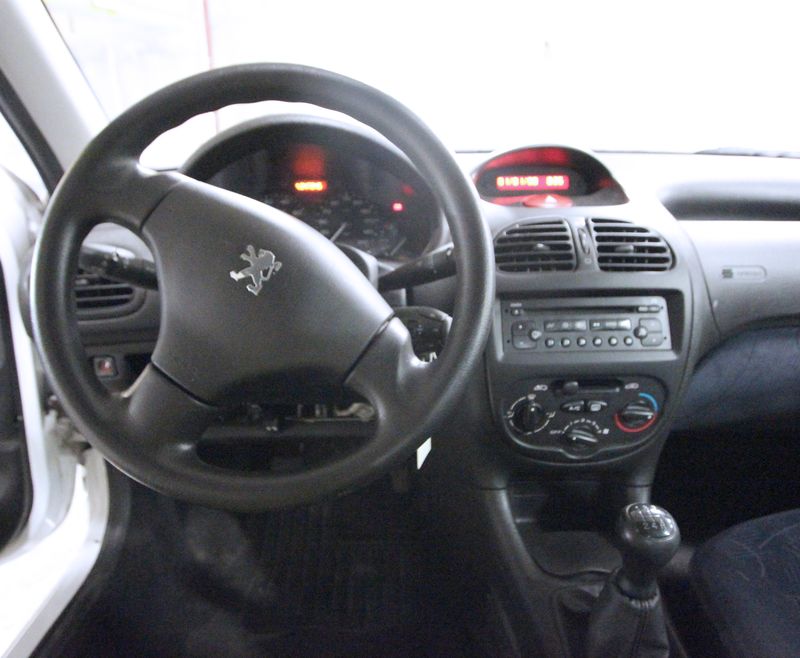 VOITURE PEUGEOT 206  1.4 INJECTION 2002