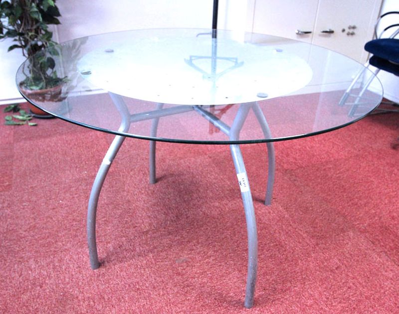 TABLE RONDE A PLATEAU EN VERRE. MONTANT EN METAL LAQUE GRIS. 72 X 103 CM. (MALAKOFF - B2-578)
