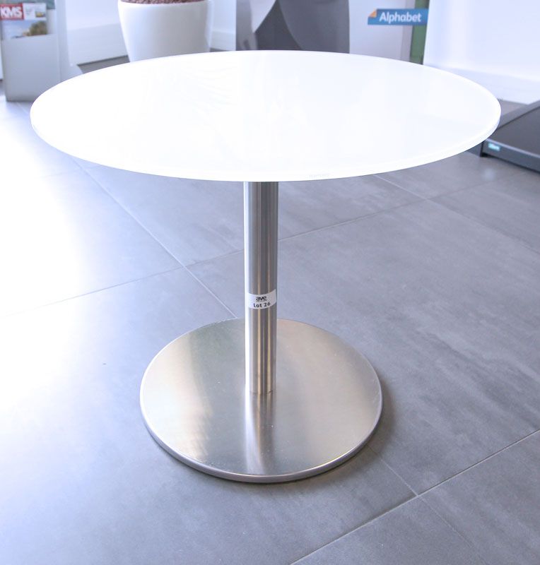 TABLE D'APPOINT PLATEAU ROND EN VERRE FUME, REPOSANT SUR PIED EN METAL CHROME ROND. 50 X 60 CM (RDC ACCUEIL)