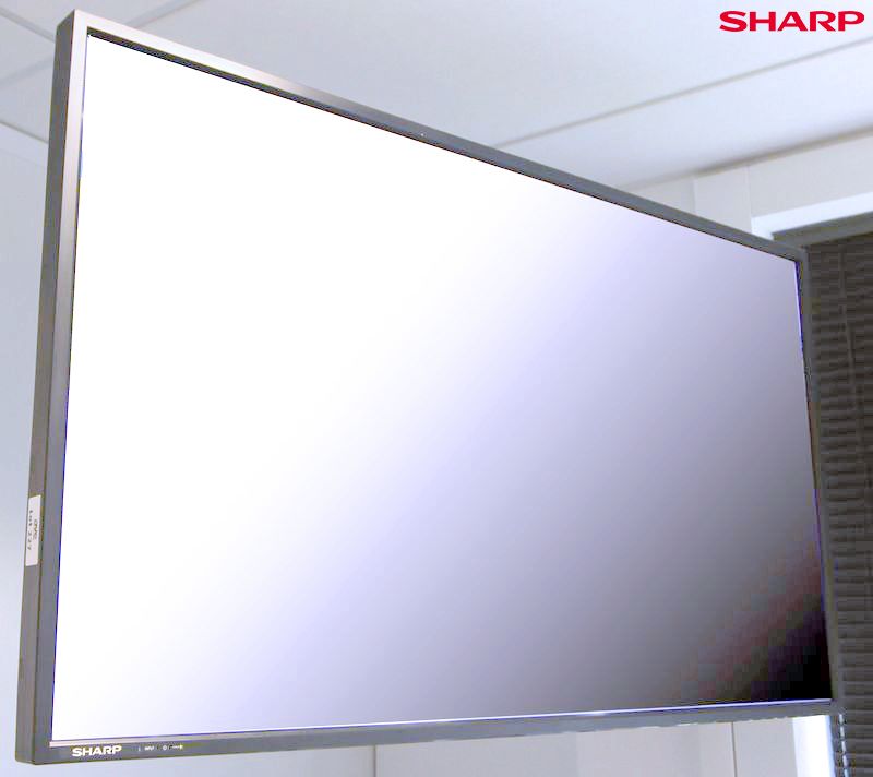 MONITEUR LCD DE 47 POUCES DE MARQUE SHARP MODELE PN-Y475. VENDU AVEC SON BRAS D'ECRAN. (RDC DROITE IT)
