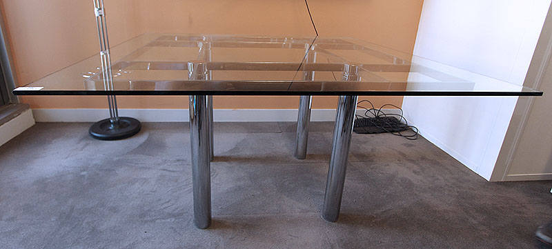 TABLE CARREE, PLATEAU EN VERRE (ECLAT), STRUCTURE EN METAL CHROME, 72 X 136 X 136 CM.  BAIF 02.BU.17