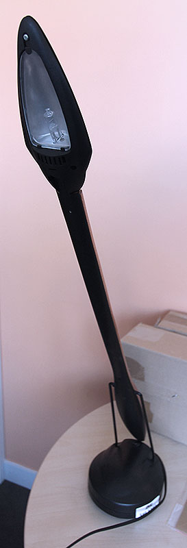 LAMPE DE BUREAU DE MARQUE UNILUX MODELE 2080, EN PLASTIQUE NOIR ET EN BOIS TEINTE, 80 X 16 X 20 CM.  BAIF 04.BU.02 -