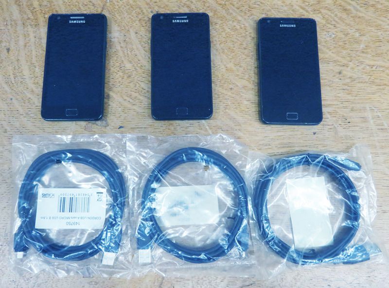 3 TELEPHONES PORTABLES DE MARQUE SAMSUNG MODELE GALAXY S2, BLOQUE. ON Y JOINT 3 CABLES D'ALIMENTATION USB.