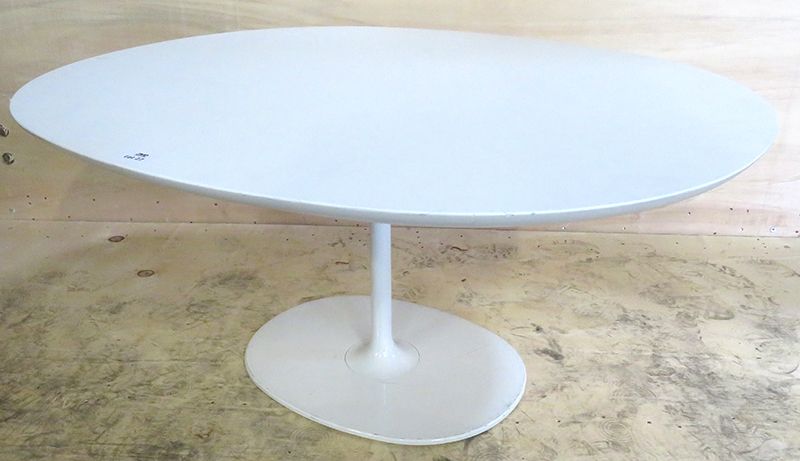 TABLE BASSE, PLATEAU DE FORME OVALE EN BOIS STRATIFIE BLANC REPOSANT SUR UN PIED TULIPE EN ACIER LAQUE BLANC. 50 X 108 X 90 CM.
