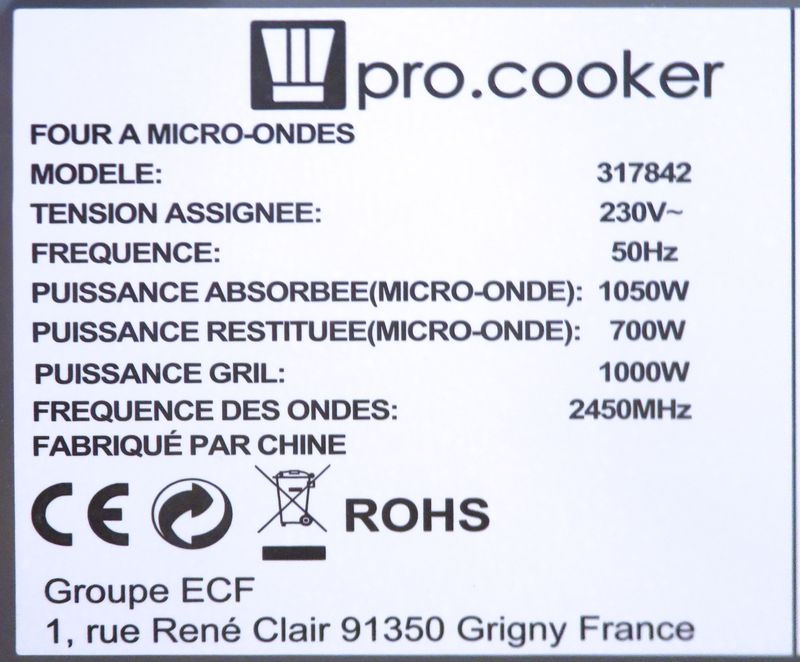 FOUR MICRO ONDES PROFESSIONNEL DE 700 WATTS DE MARQUE PRO COOKER MODELE 317842. 25 X 44 X 34 CM. BATIMENT RABELAIS.