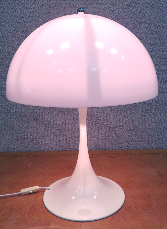 1 UNITE: LAMPE DE TABLE DESIGN VERNER PANTON MODELE PANTHELLA EDITION LOUIS POULSEN EN PLASTIQUE BLANC. 52 X 40 CM.