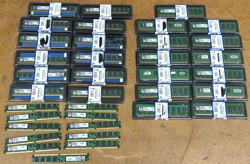 36 BARRETTES DE RAM DE MARQUE KINGSTON DONT 23 DE  2GO EN DDR2 ET 13 DE 2GO EN DDR3.