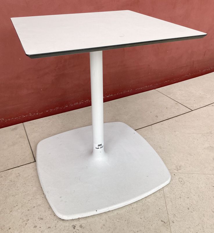TABLE D'APPOINT A PLATEAU CARRE EN BOIS STRATIFIE BLANC REPOSANT SUR UN PIETEMENT EN METAL LAQUE BLANC, 52 X 45 X 45 CM. ACCUEIL A