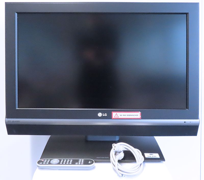 TELEVISEUR A ECRAN LCD DE 32 POUCES DE MARQUE LG MODELE 32LC2R-ZJ. ETAGE DE LOCALISATION : 17