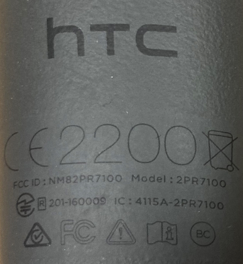 ELEMENTS VR IMMERSIVE DE MARQUE HTC MODELE VIVE 2PR8100 COMPRENANT 2 CONTROLEURS ET 2 STATIONS DE BASE.