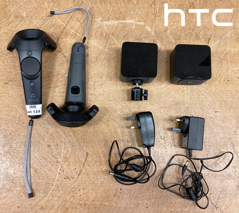 ELEMENTS VR IMMERSIVE DE MARQUE HTC MODELE VIVE 2PR8100 COMPRENANT 2 CONTROLEURS ET 2 STATIONS DE BASE.