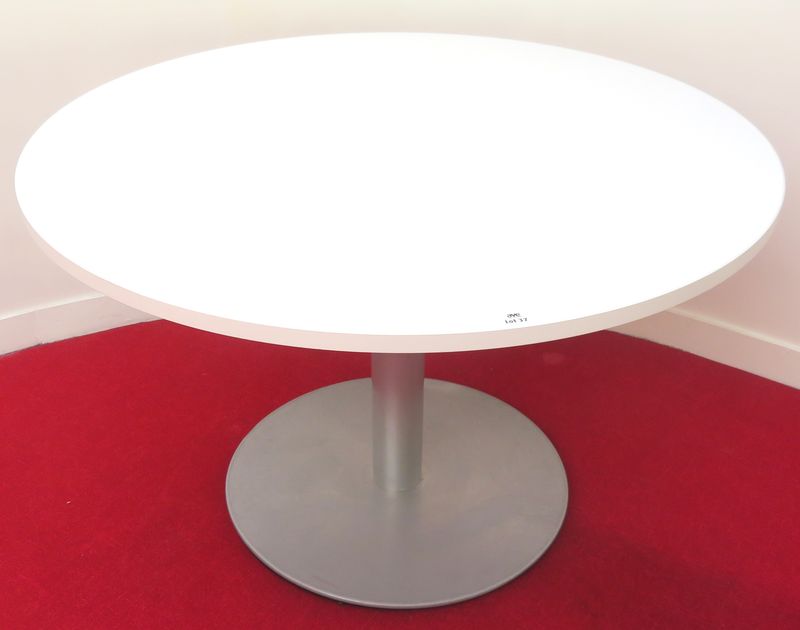 4 UNITES : TABLE RONDE, PLATEAU EN BOIS STRATIFIE BLANC REPOSANT SUR UN PIED EN ACIER LAQUE GRIS SUR BASE CIRCULAIRE. 76 X 120 CM.
