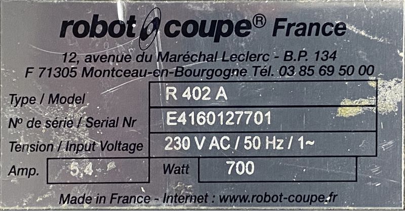 COUPE LEGUME DE MARQUE ROBOT COUPE MODELE R402. VENDU AVEC 1 CUVE DE 4,5 LITRES ET 2 COUTEAUX DONT UN NEUF. LOCALISATION : -1.