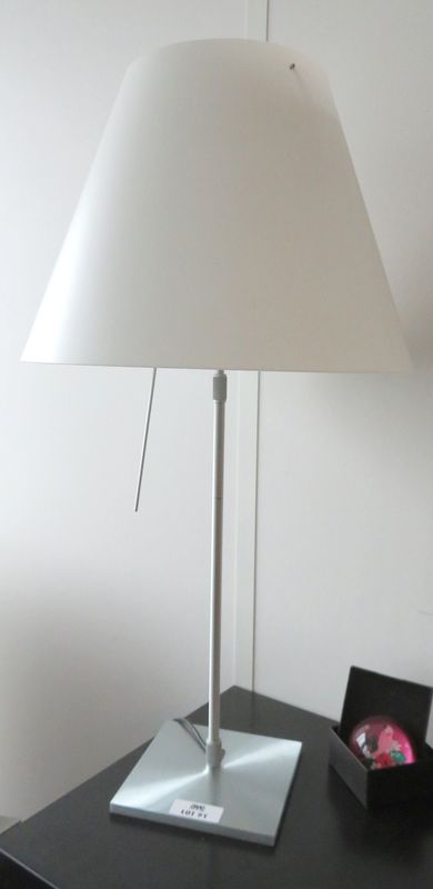 1 UNITE. LAMPE DE TABLE DESIGN PAOLO RIZATTO MODELE CONSTANZA EDITION LUCE PLAN, ABAT JOUR EN PLASTIQUE BLANC.