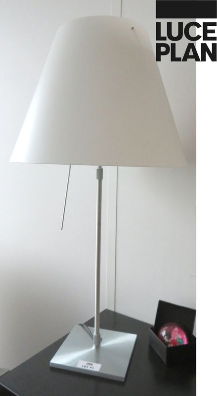 2 UNITES. LAMPE DE TABLE DESIGN PAOLO RIZATTO MODELE CONSTANZA EDITION LUCE PLAN, ABAT JOUR EN PLASTIQUE BLANC.