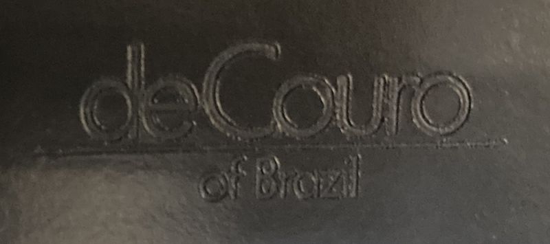 TABLE BUREAU DE MARQUE DE COURO OF BRAZIL, PLATEAU RECTANGULAIRE EN VERRE FUME REPOSANT SUR UN PIETEMENT GAINE DE CUIR NOIR. (PETIT ACCIDENT SUR LE PLATEAU). 72 X 200 X 100 CM. ARCUEIL