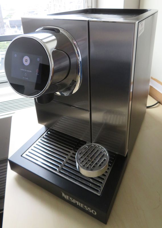1 UNITE. MACHINE A CAFE PROFESSIONNELLE DE MARQUE NESPRESSO MODELE 230/NP100 DIGITALE. 42 X 30 X 55 CM.