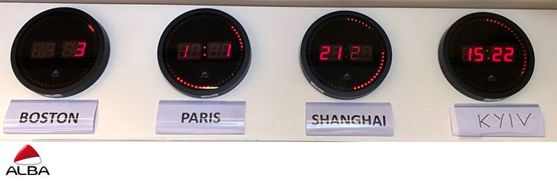 4 HORLOGES MURALE A AFFICHAGE LED DE MARQUE ALBA MODELE 710773. 30,5 X 4,5 CM. LOCALISATION : RDC TOKYO