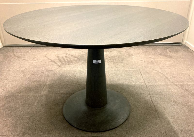 TABLE CIRCULAIRE PLATEAU ET PIETEMENT COLONNE EN BOIS NOIRCIT. 75 X 110 CM. USURES. LOCALISATION : S3