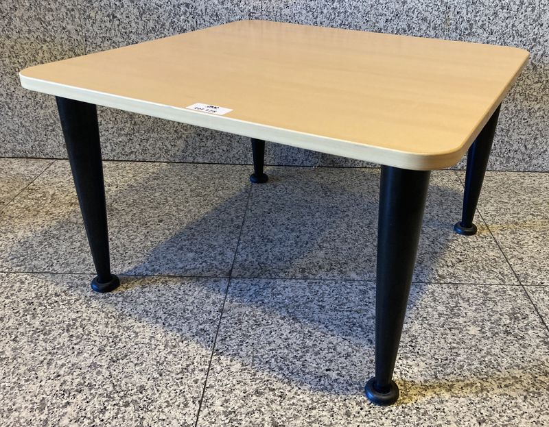 TABLE BASSE CARRE DE MARQUE STEELCASE PLATEAU EN BOIS STRATIFIE CLAIR ET PIETEMENT EN ACIER LAQUE NOIRE. 40 X 65 X 65 CM. BAT.R