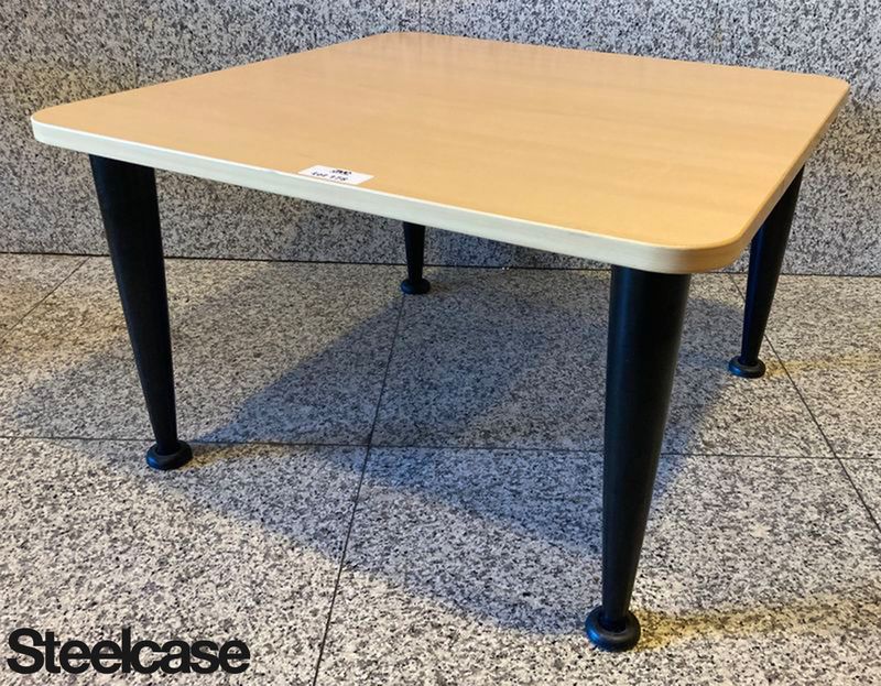 TABLE BASSE CARRE DE MARQUE STEELCASE PLATEAU EN BOIS STRATIFIE CLAIR ET PIETEMENT EN ACIER LAQUE NOIRE. 40 X 65 X 65 CM. BAT.R